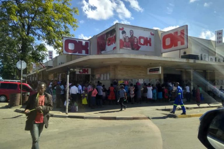 Social distanance voor supermarkt in Masvingo